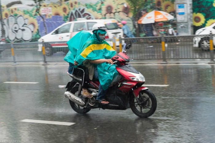 NGỒI SAU XE MÁY: NÊN BÁM TAY DẮT HAY ÔM NGƯỜI LÁI ĐỂ AN TOÀN HƠN? 3 NGỒI SAU XE MÁY: NÊN BÁM TAY DẮT HAY ÔM NGƯỜI LÁI ĐỂ AN TOÀN HƠN? 3