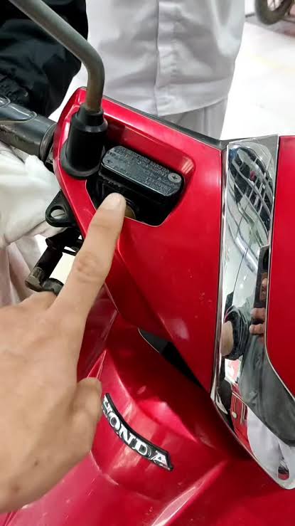 DẦU THẮNG BỊ CẠN CÓ NÊN CHÂM THÊM? ĐÂY LÀ SUY NGHĨ SAI CỦA NHIỀU NGƯỜI 2 DẦU THẮNG BỊ CẠN CÓ NÊN CHÂM THÊM? ĐÂY LÀ SUY NGHĨ SAI CỦA NHIỀU NGƯỜI 2