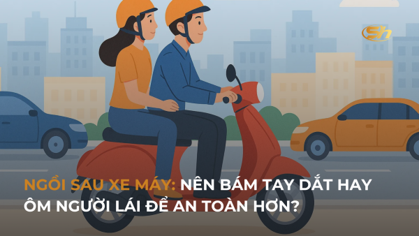 NGỒI SAU XE MÁY: NÊN BÁM TAY DẮT HAY ÔM NGƯỜI LÁI ĐỂ AN TOÀN HƠN? 6